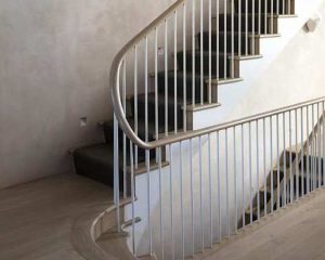 laiptai-su-tureklais | Gelezies meistrai